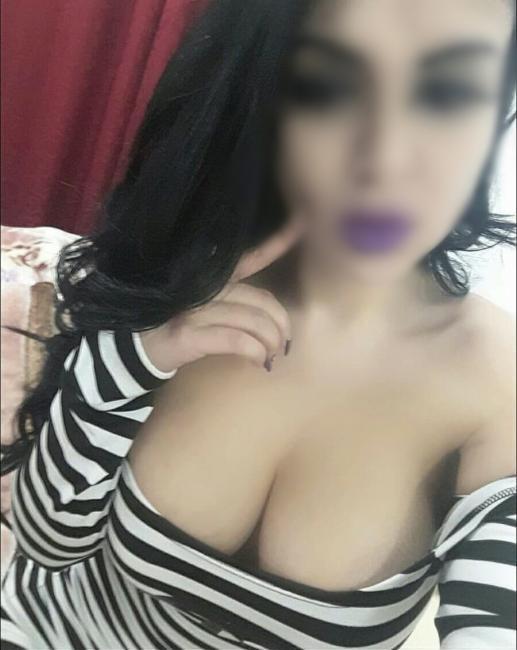 Jolie brune à forte poitrine reçoit sur Limoges